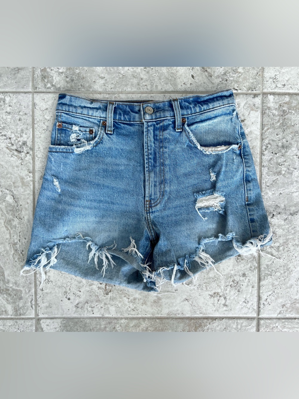 Abercrombie & Fitch Distressed High Rise 4” Jean Short Medium Blue, size 26/2